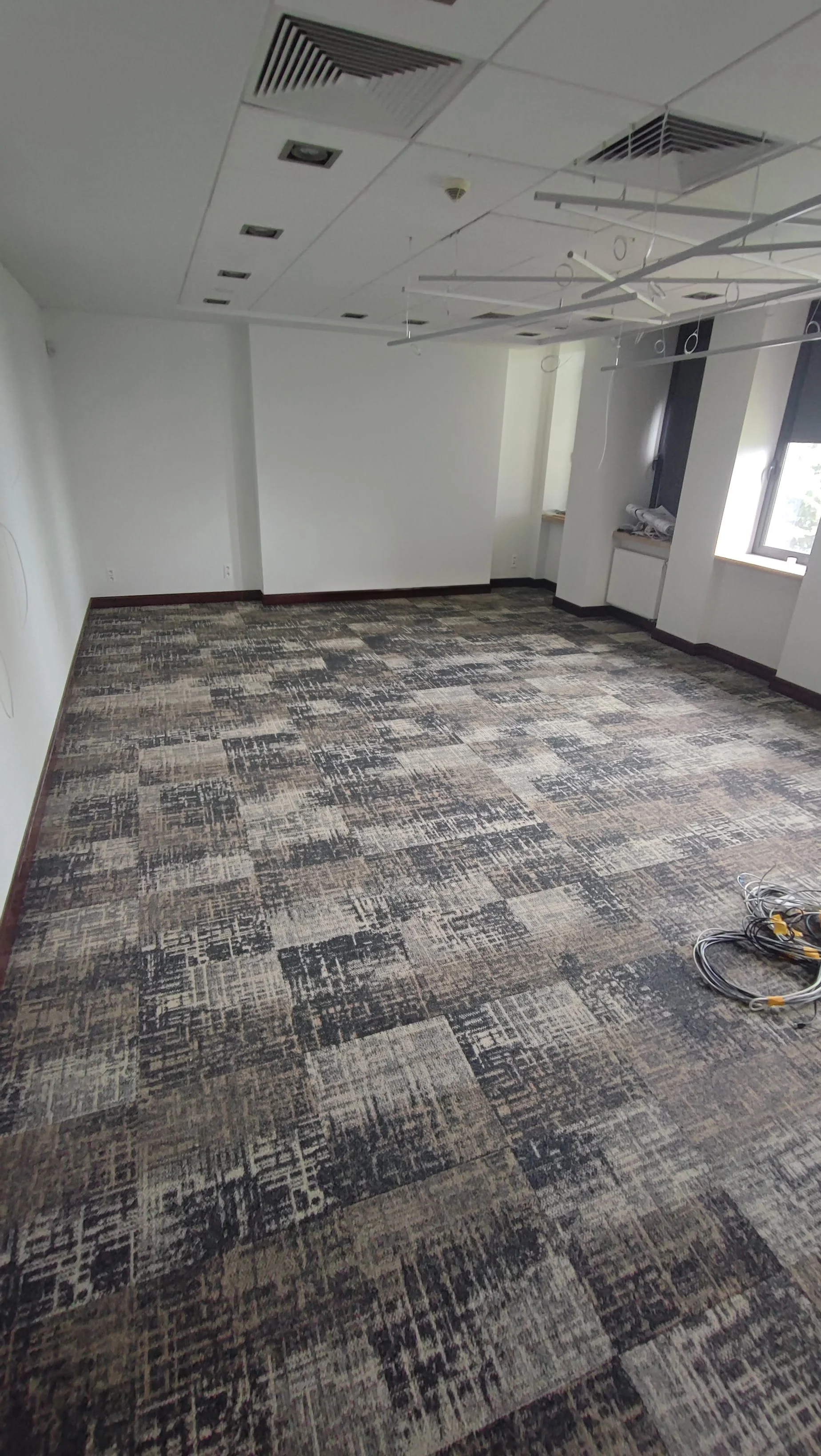 Płytki dywanowe w przestrzeni biurowej — montaż SB Floor